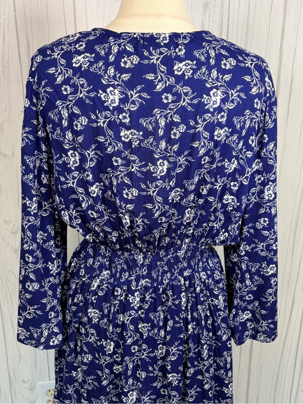 J.GHEE Navy Blue & White Floral Boho Flare Sleeve V-Neck Mini Dress, 1X - Picture 7 of 11